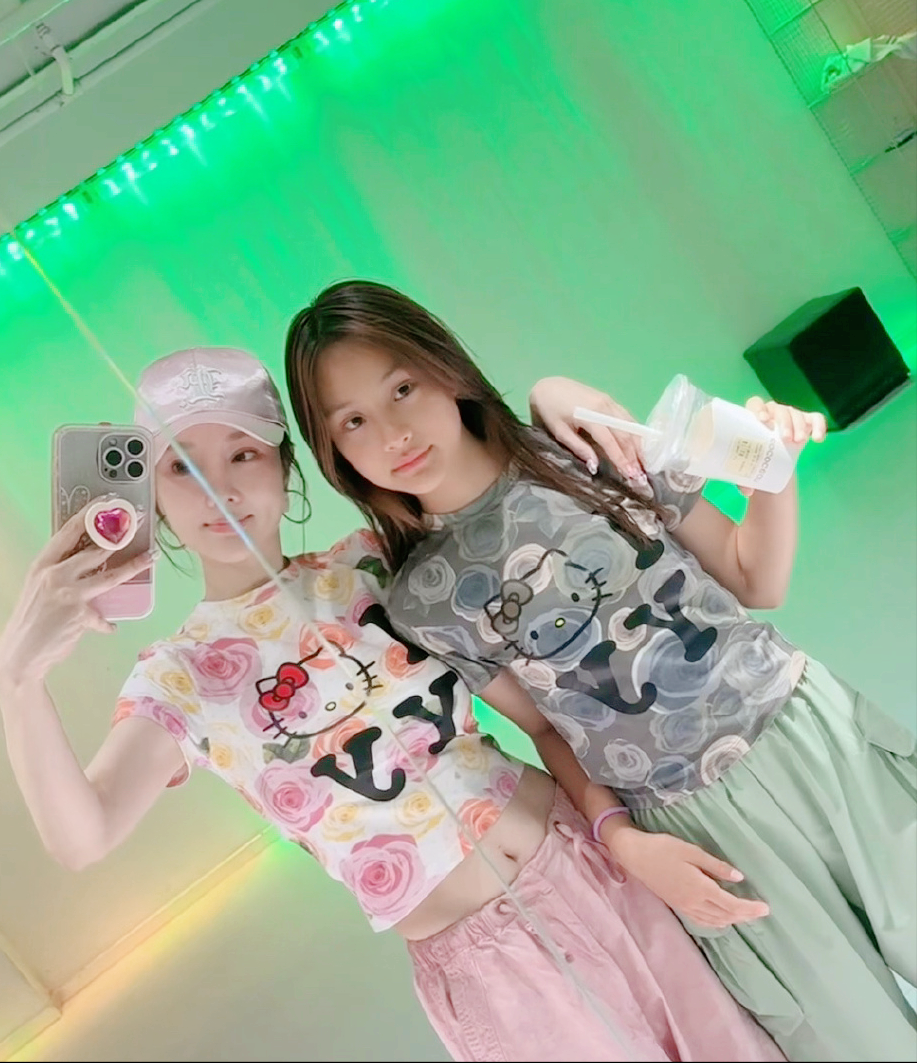 李小璐带11岁甜馨参加活动,跟妈妈差不多高了!五官越长越像贾乃亮?