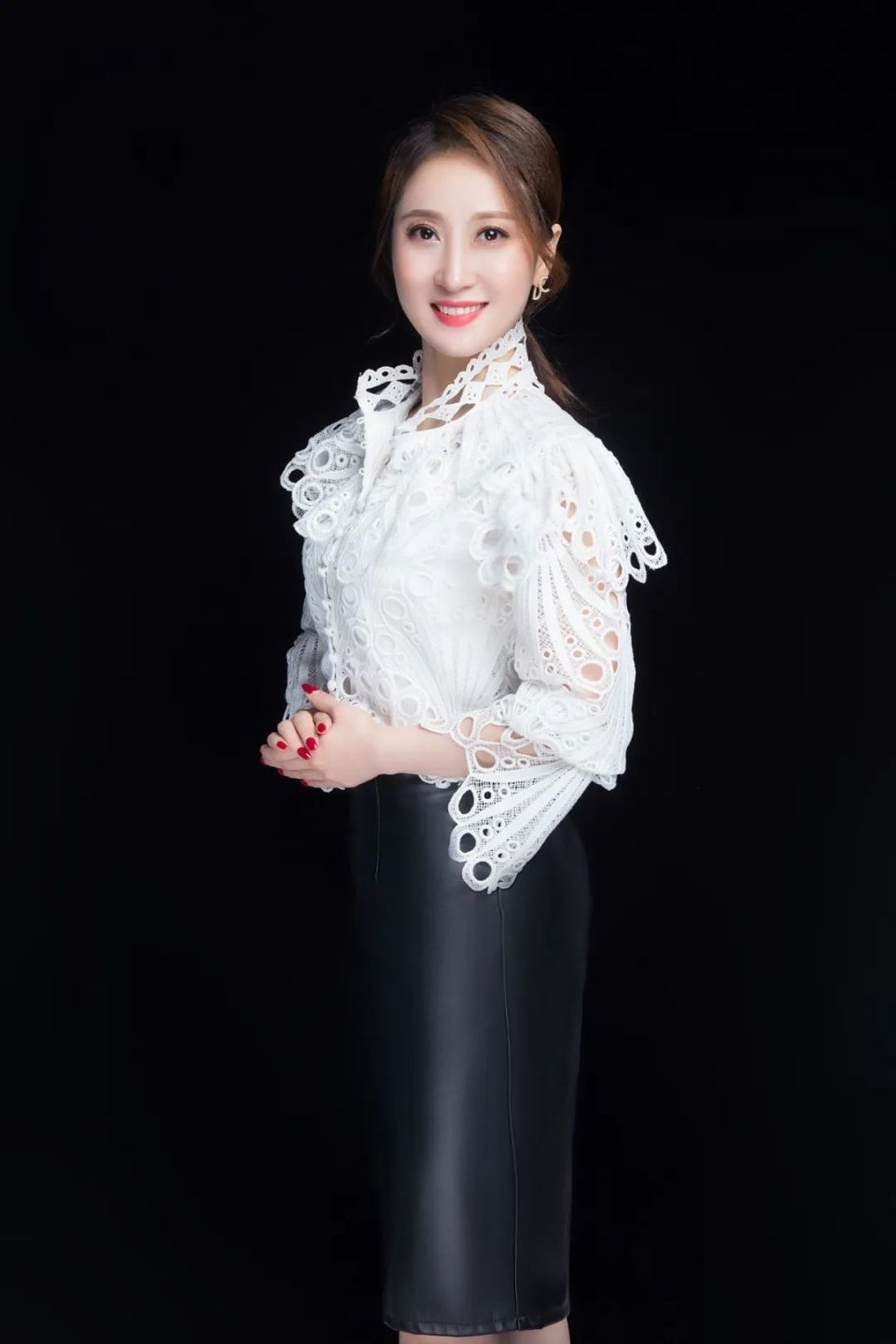 师承当代锡剧表演艺术家周东亮.现任江苏省演艺集团锡剧团副团长.