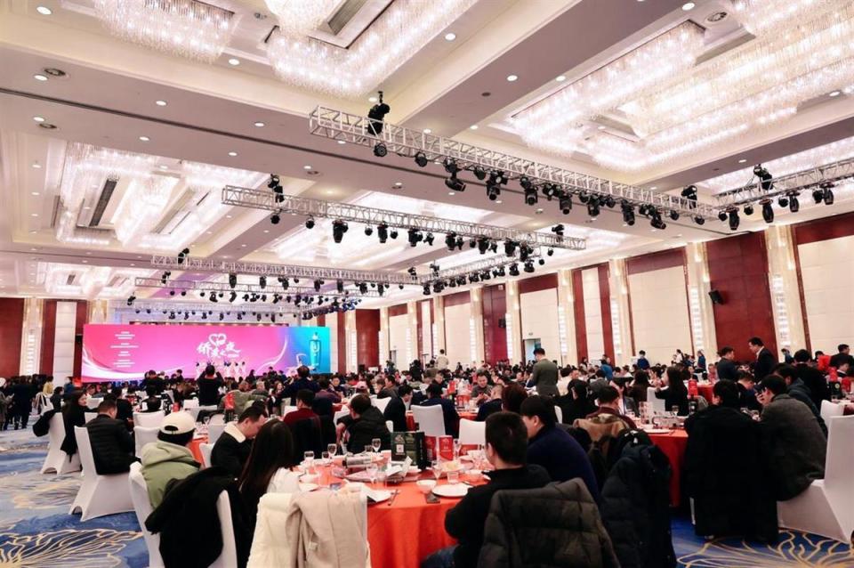 展现大美大爱湖北侨爱之夜慈善晚宴在汉举行