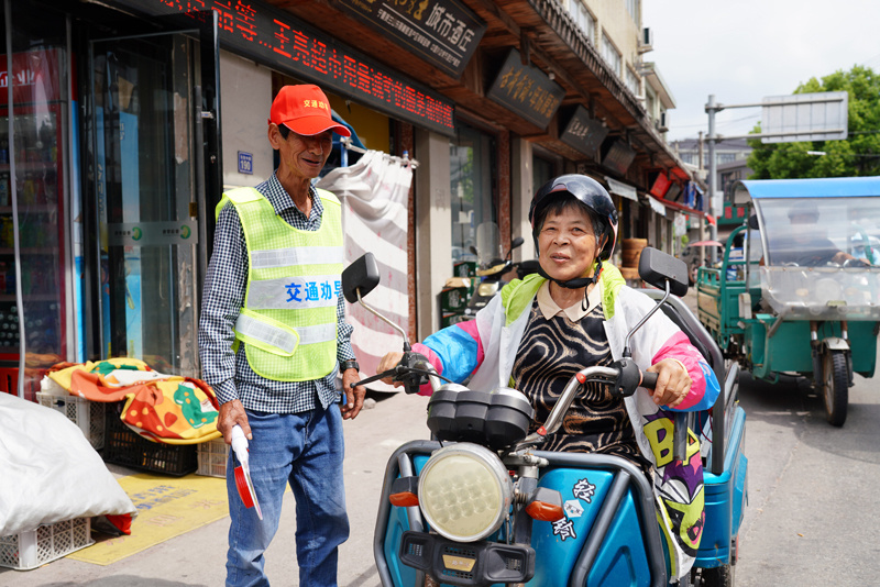 宁波长街镇:交通劝导员守牢乡村道路安全关卡