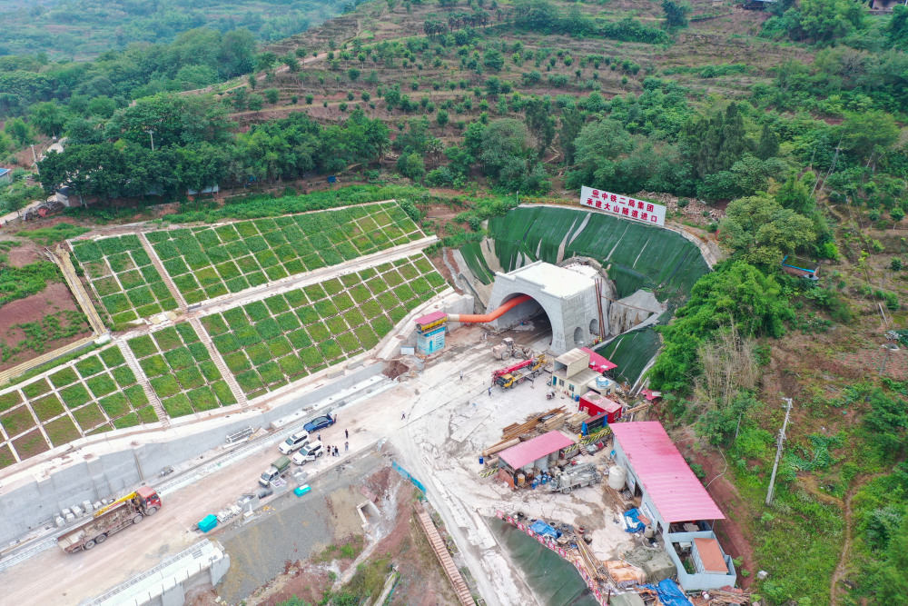 渝昆高铁川渝段大山隧道顺利贯通