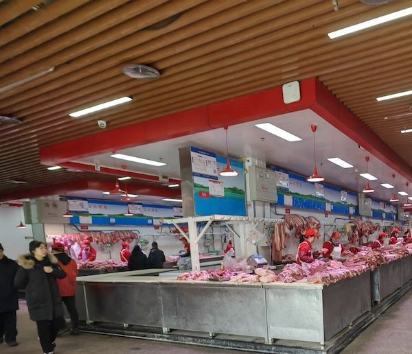 连续11周下跌记者调查京城生猪市场旺季不旺腌腊能否带动猪价起飞