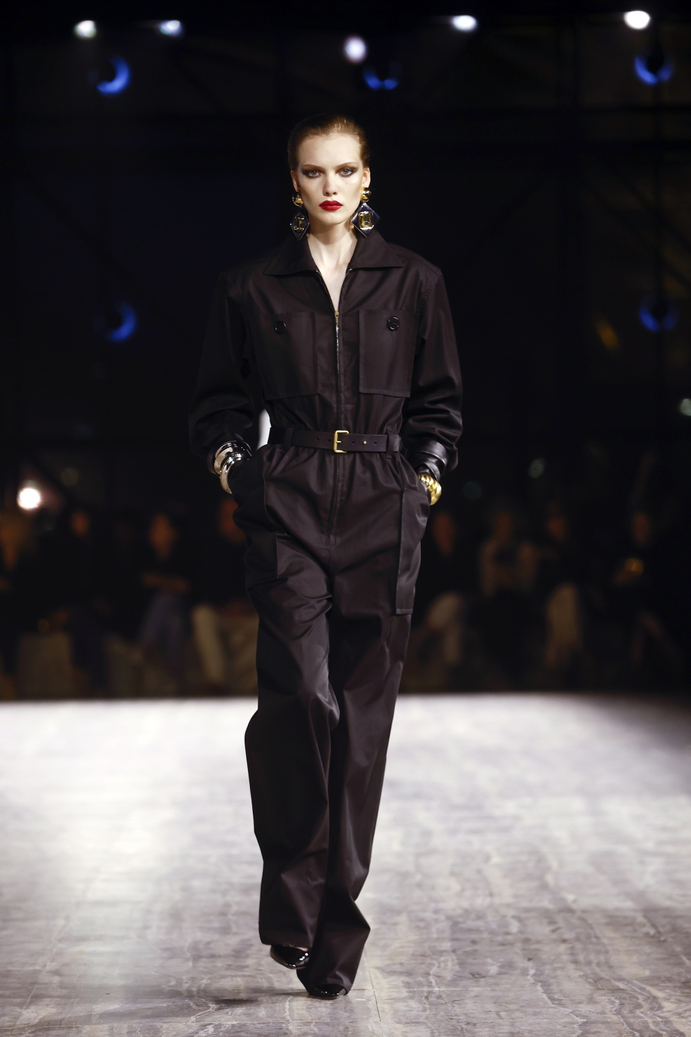 新华社/欧新9月26日,模特在法国巴黎时装周上展示圣罗兰品牌的2024