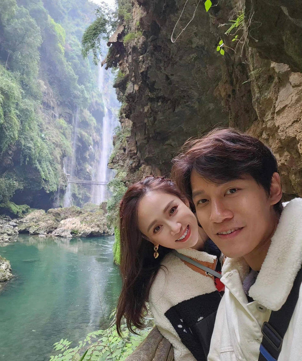 46岁陈乔恩和艾伦外出郊游,庆祝两人认识5周年,穿情侣装好般配