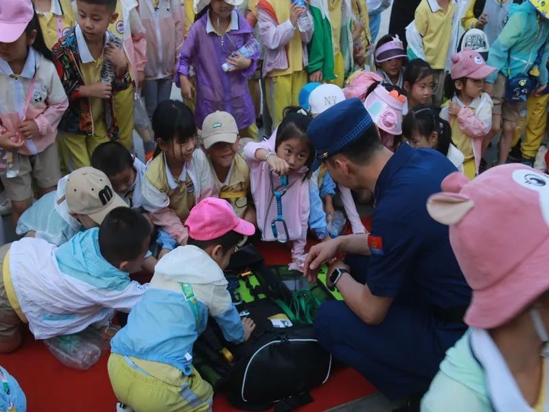 5月23日,賓川縣艾根斯幼兒園的小朋友們走進金牛消防救援站,近距離