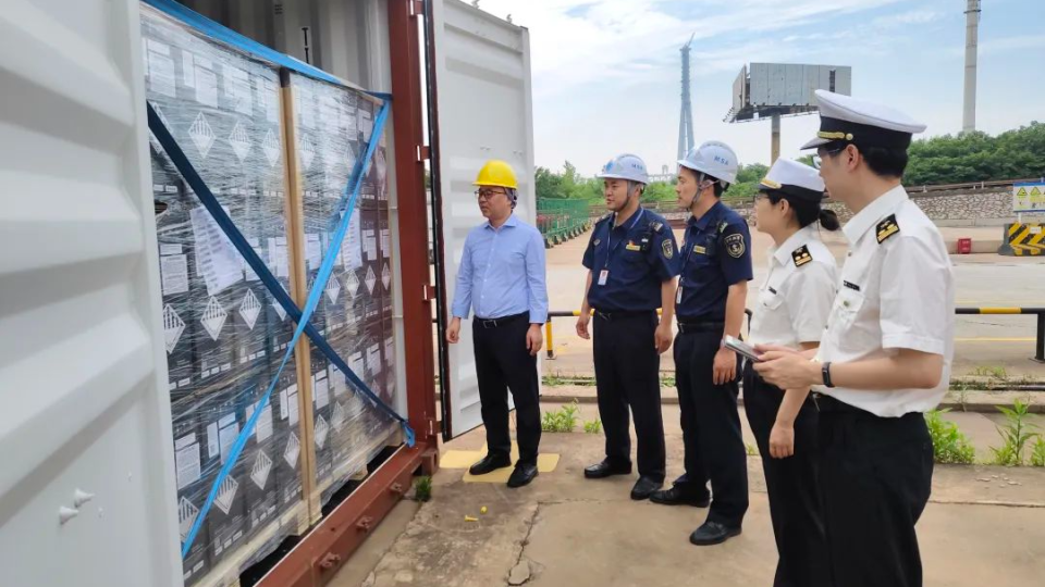常州局056月3日,泰州海事局组织辖区危化品码头码头长对三木化工码头