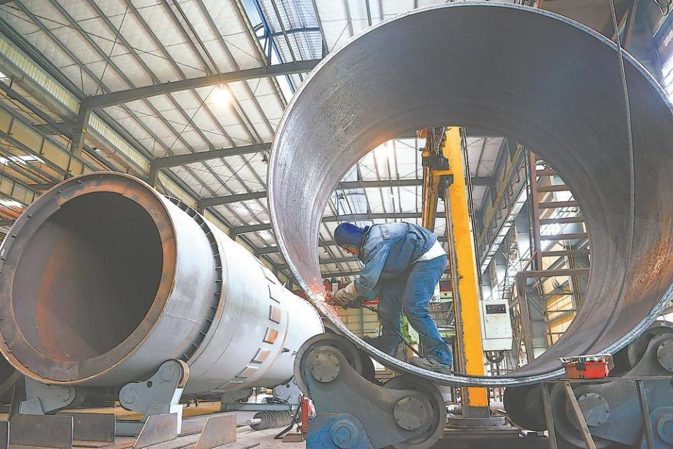 工人打磨非标件盾体