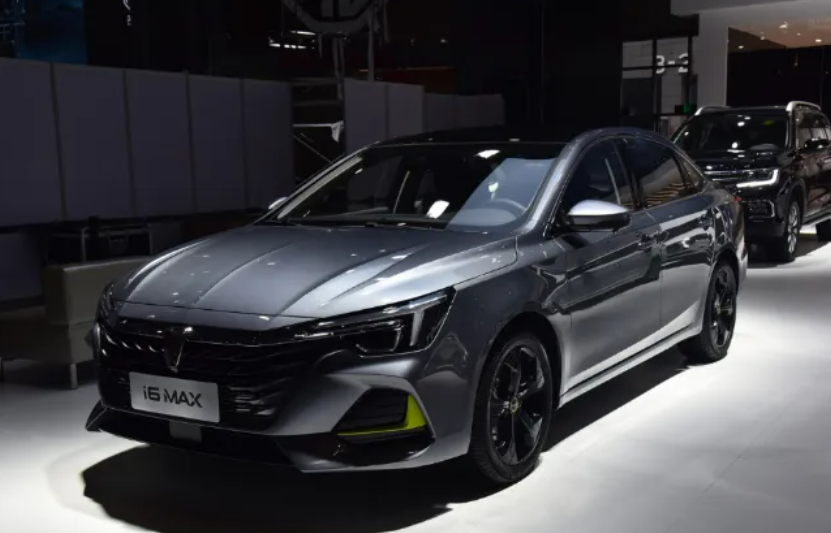 荣威i6 max以其流线型的英伦设计风格,在视觉上即刻俘获了车迷们的心.