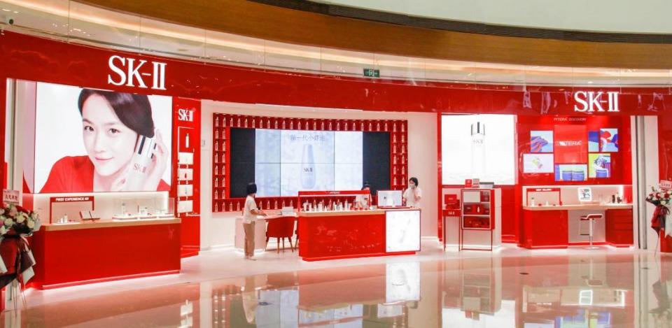 有商场方透露,sk-ii从商场撤柜系因品牌战略调整,但也有sk-ii专柜工作