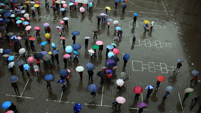 家长吐槽学校不到点不开门学生淋雨，教育局称一直这么要求的_腾讯新闻