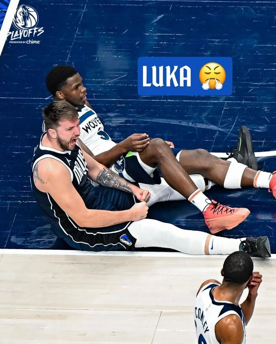 nike「蓝图战靴」亮相赛场!_腾讯新闻