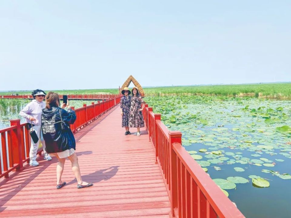 查干湖夏日游火爆 八方游客纷至沓来