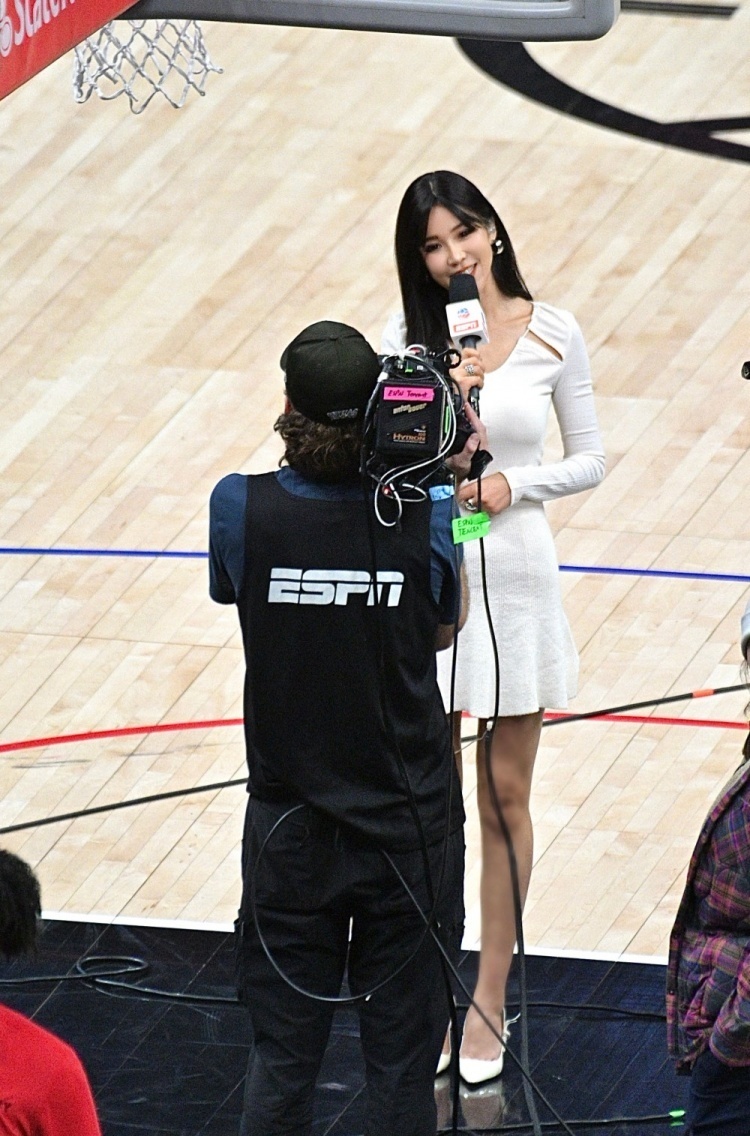 周玲安:昨日赛前 哈登特意过来在镜头前和中国球迷比了个_腾讯新闻