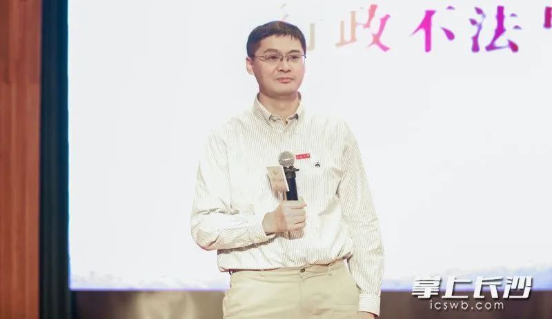 网红教授罗翔来云南校园秒变追星现场