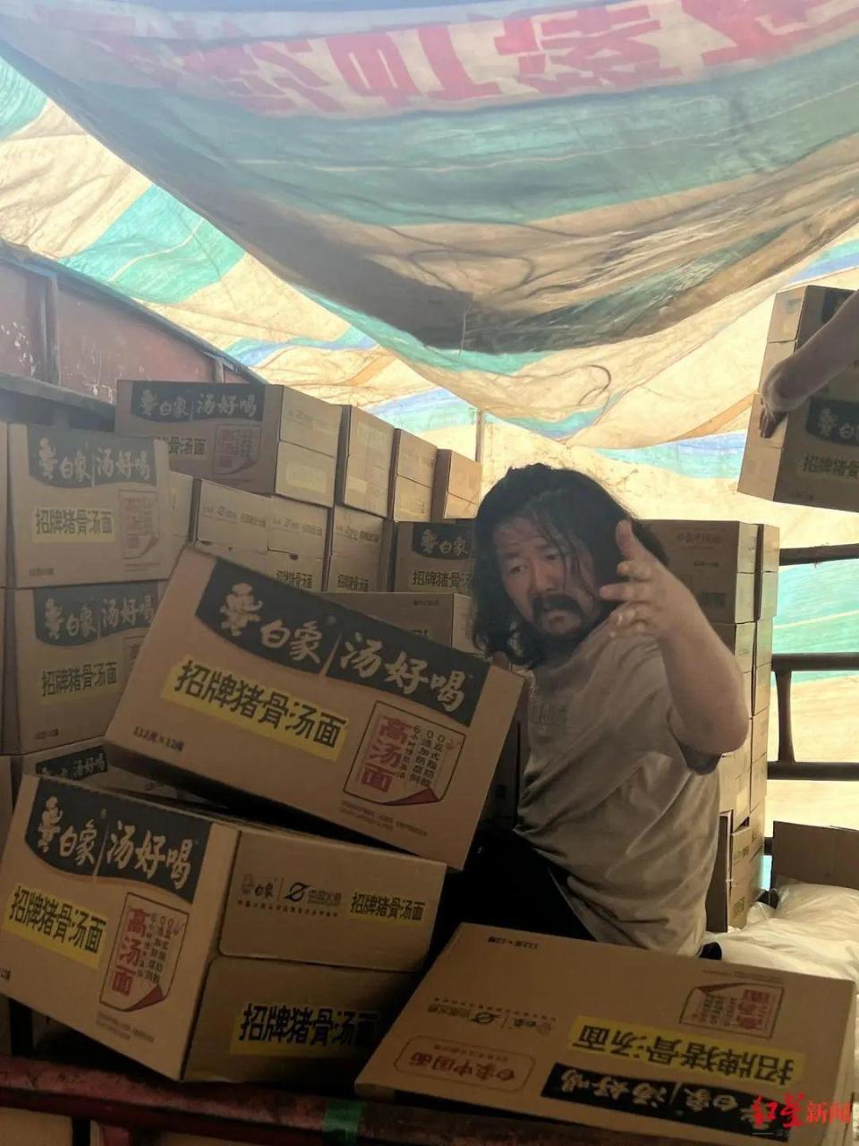残疾拾荒者胡雷资助的女孩意外离世，此前两人相见泪流满面感动全网，胡雷连发4条动态号啕大哭悼念_腾讯新闻