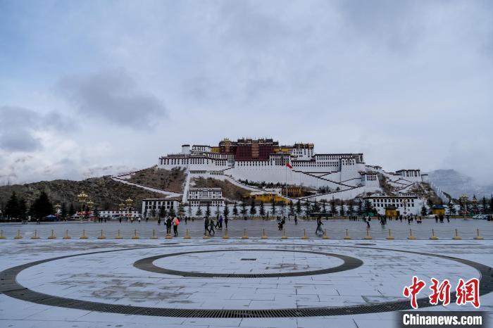 介绍,16日降雪从8时以后开始,截至10时许,拉萨本站的累计降水量为0