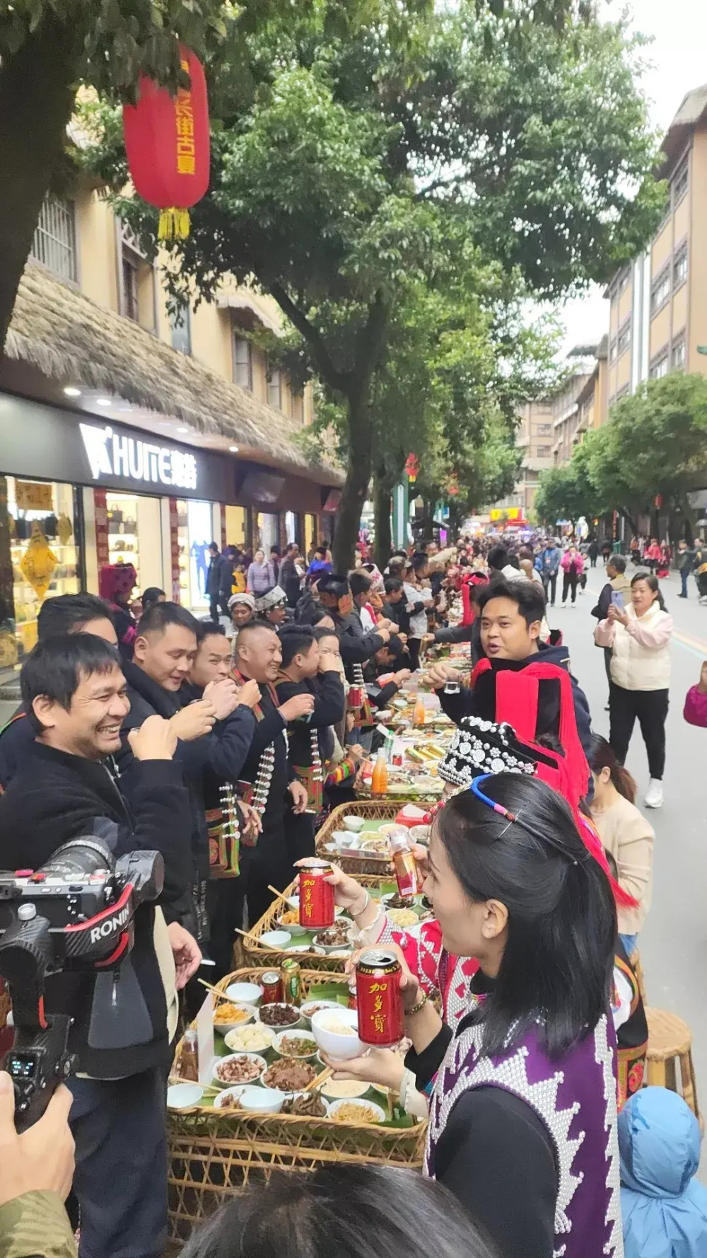 云南省红河州绿春县喜迎哈尼新年设置宴席四千余桌万人共享长街宴