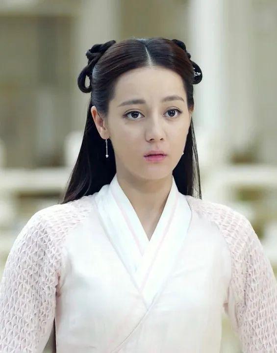 迪丽热巴穿半肩裙拍摄仅脚趾着地,撑力不足差点摔倒走光_腾讯新闻