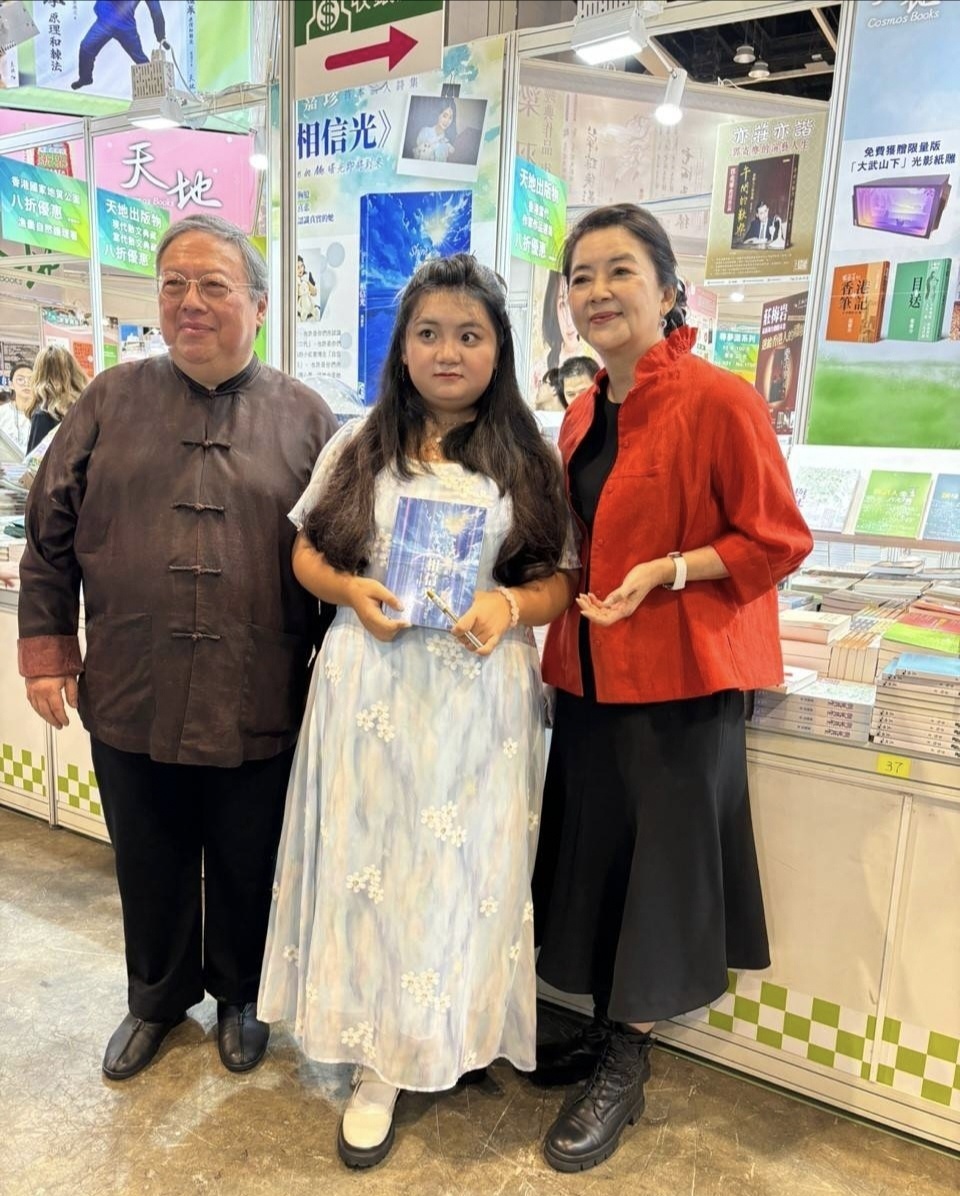 66岁胡慧中和老公女儿同框,身材严重走形,一家三口都好富态