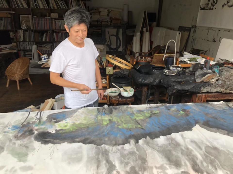 (受访者供图)到了大芬之后的陈求之,童年时传统的书画训练带来的传统