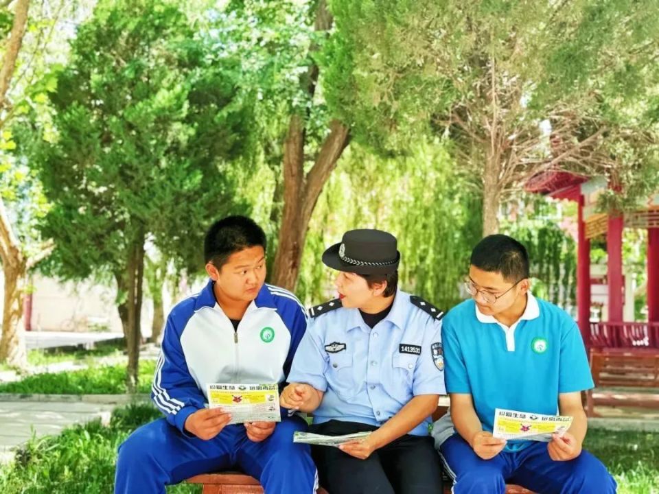 6月3日,阿克苏市公安局刑事侦查大队禁毒队民警走进第三高级中学,为