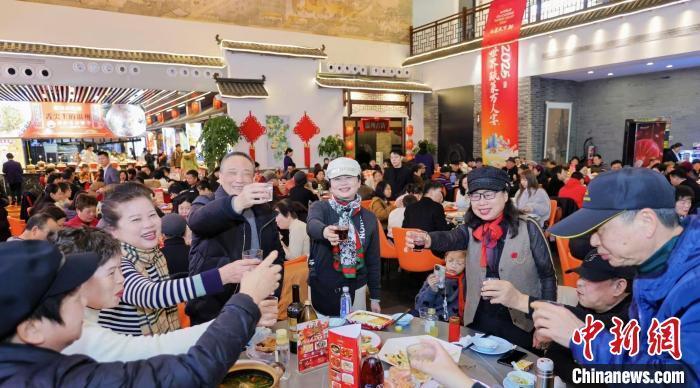 深挖舌尖经济 “世界瓯菜万人宴”在浙江温州开宴_腾讯新闻