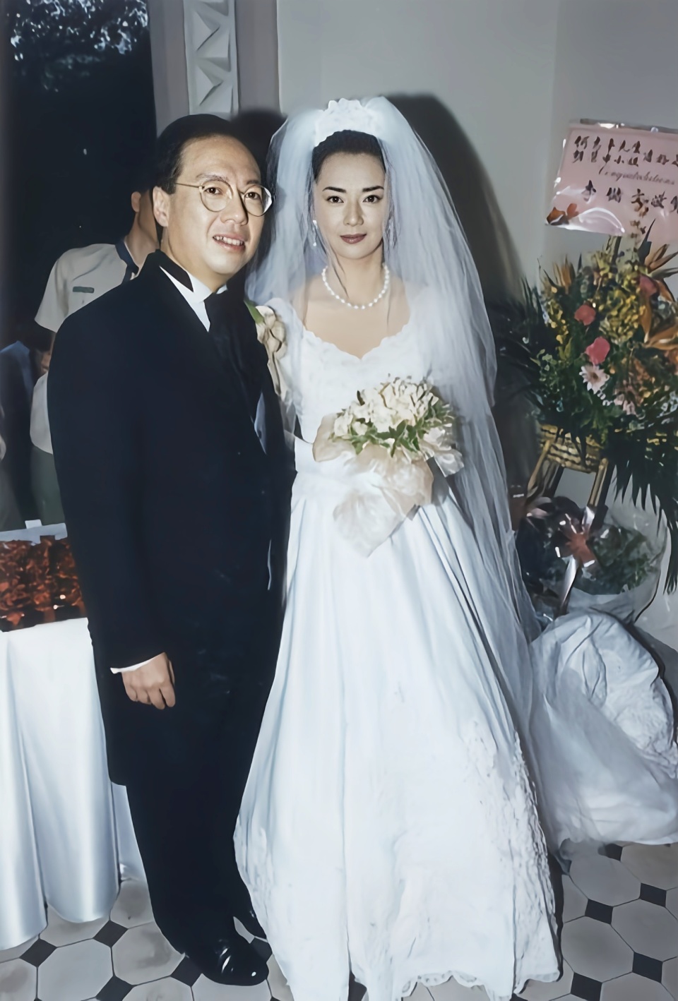 66岁胡慧中和老公女儿同框,身材严重走形,一家三口都好富态