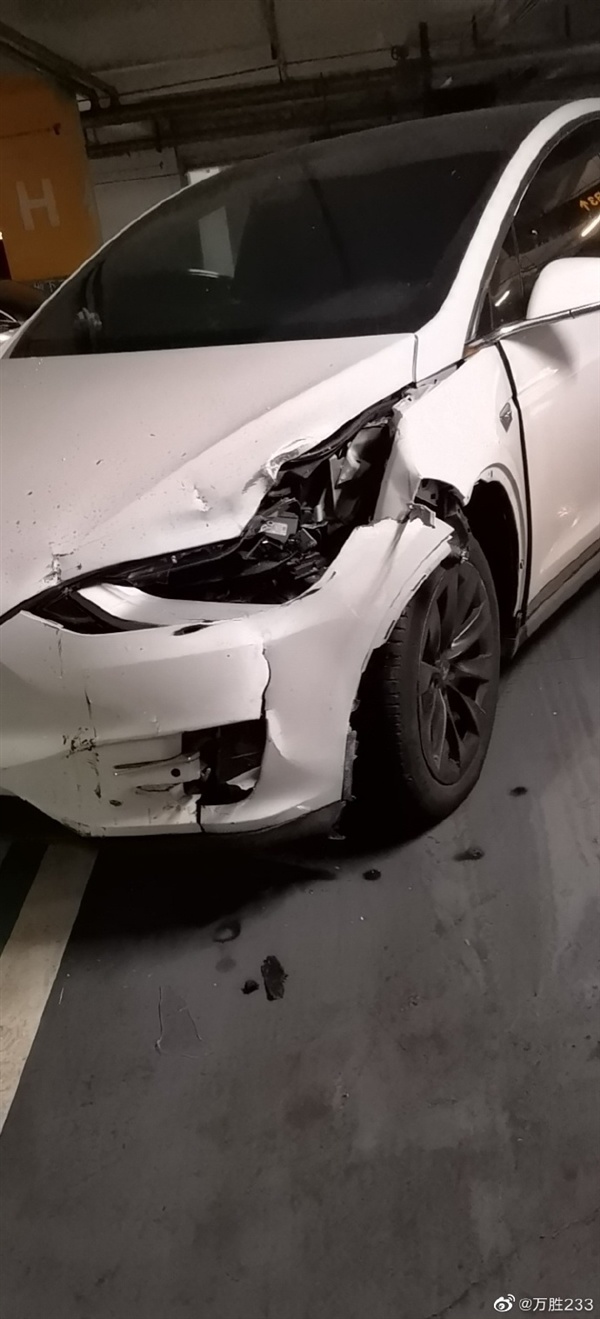 12年驾龄特斯拉model x车主在线维权:踩刹车没反应加速撞柱子