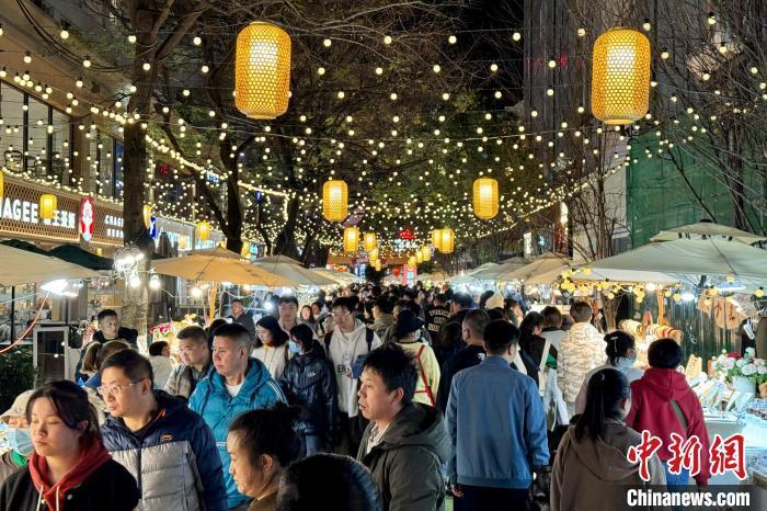 云南夜经济从城市延绵到乡村小集市里有大民生