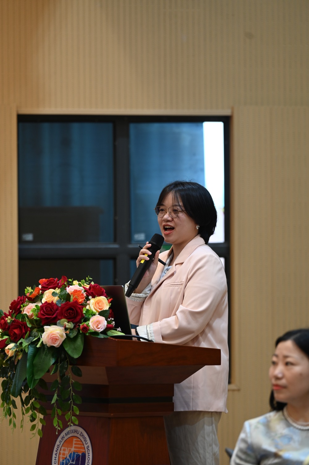 雅礼洋湖实验中学语文教师袁立琼在读书会上分享这样的灵性不止蹿在