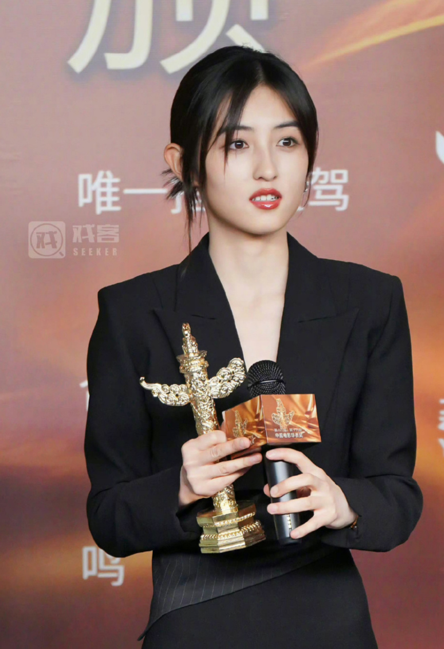 21岁的张子枫靠拼盘电影,成为华表奖最年轻影后,是实至名归吗?
