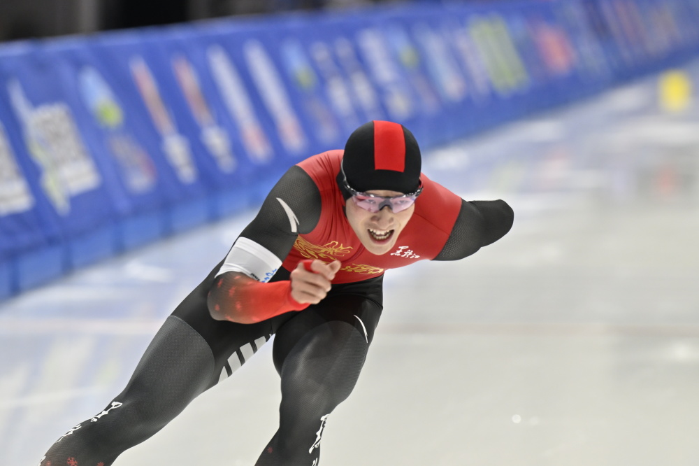 十四冬快讯速度滑冰青年组男子1000米河北运动员摘得金牌和银牌