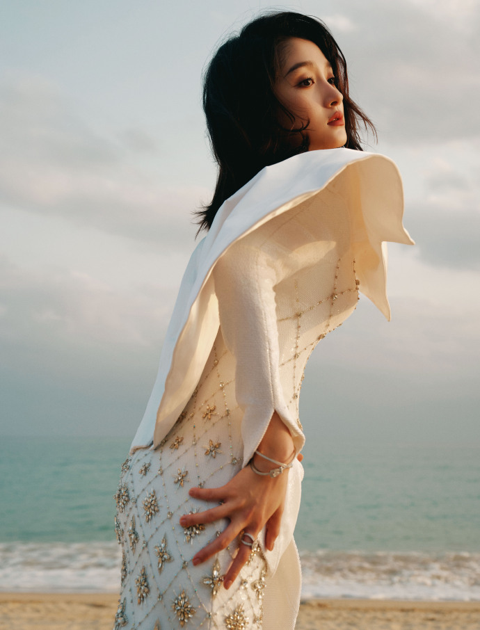 关晓彤分享海边美照,一袭白裙宛如新娘,大秀纤细美腿惹人爱