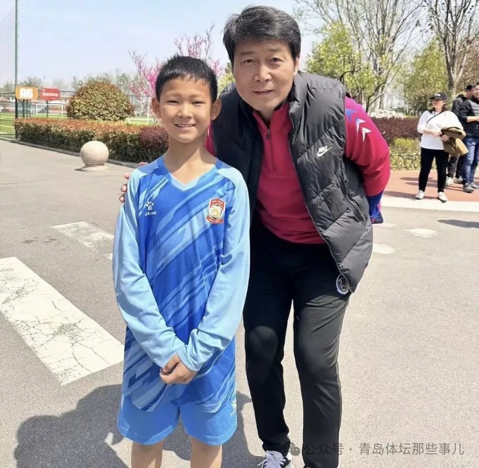 郑伟均曾先后在上海申花和陕西中建效力,且两人都是脚法精湛的中场