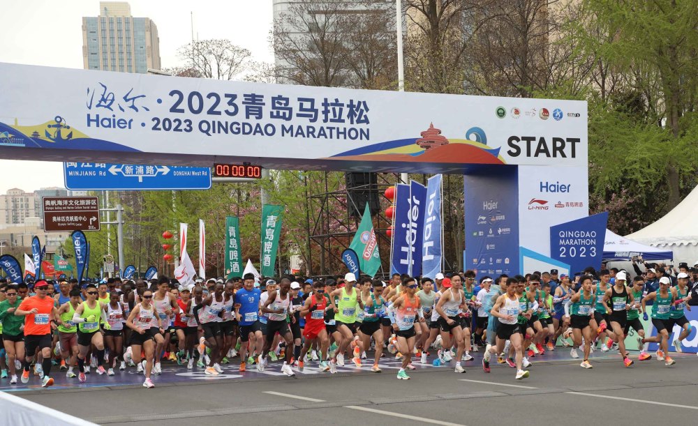 25万名跑者踏上最美赛道2023青岛马拉松鸣枪开跑