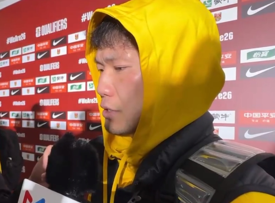 李源一谈红牌第一时间去看了对方球员想奔球去确实是脚慢了