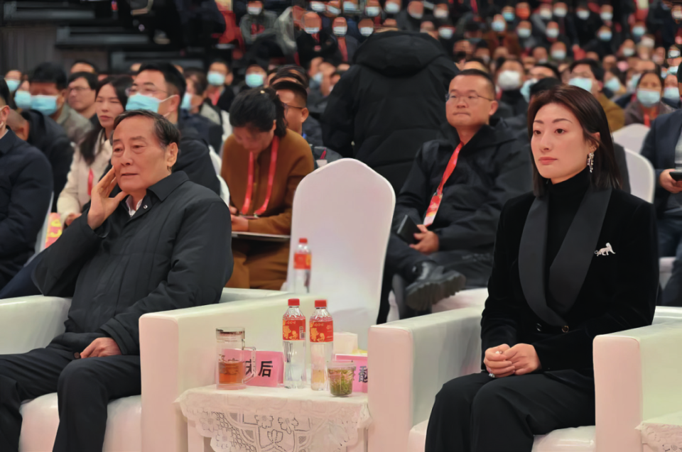 42岁,宗馥莉的人生不再有"外挂"_腾讯新闻