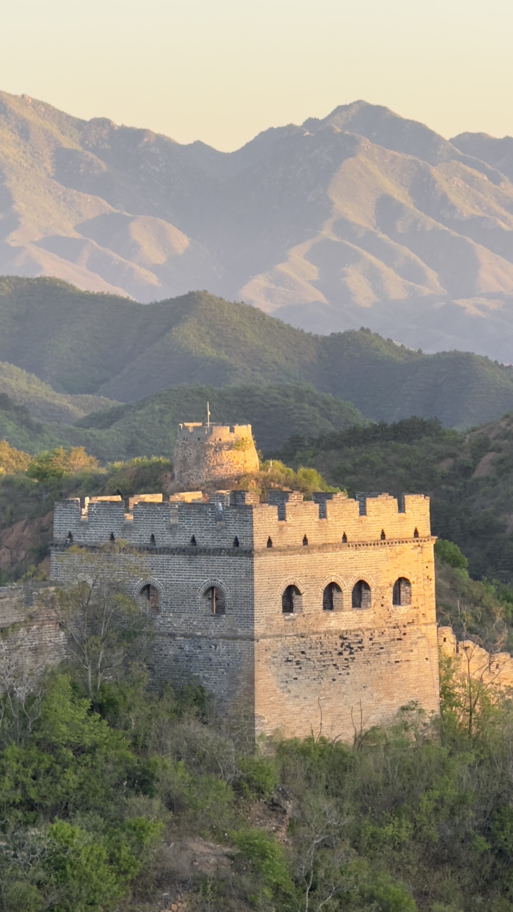 河北滦平:金山岭长城晨光映照景如画