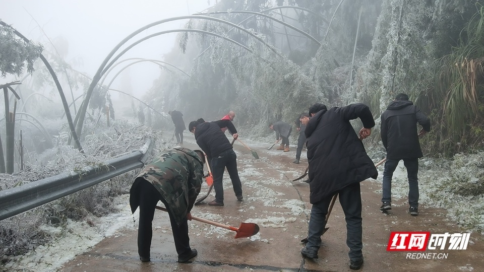 衡阳县岣嵝乡500多党员干部铲冰除雪 守护村民过年回家路_腾讯新闻