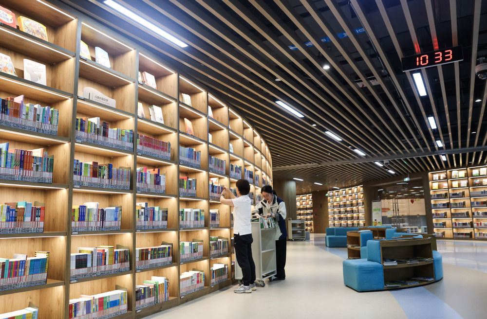 6月12日,在位于嘉兴市艺术文化中心的秀洲区图书馆,馆员在整理图书.