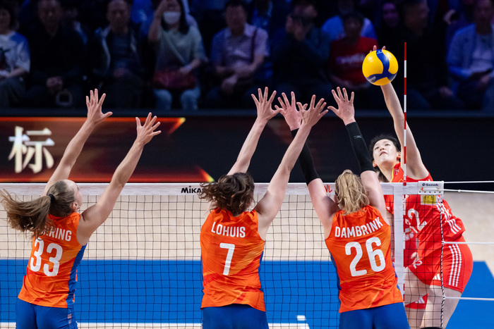 中国女排3比1逆转荷兰队 朱婷回归首秀只上场发了一个球