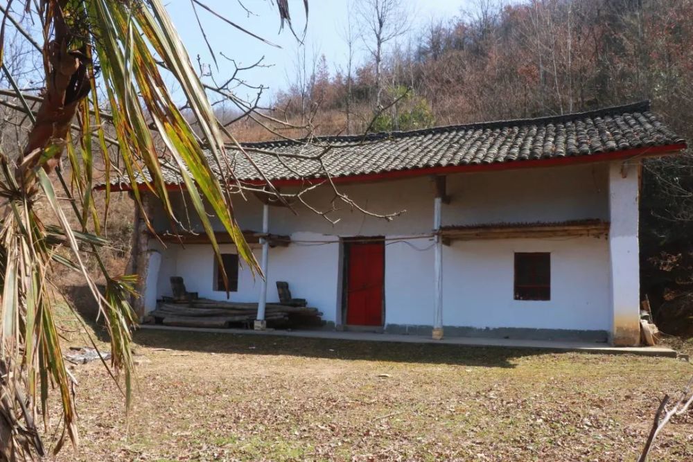 探访秦岭马家湾,这栋已经闲置的老土房,太适合隐居了_腾讯新闻