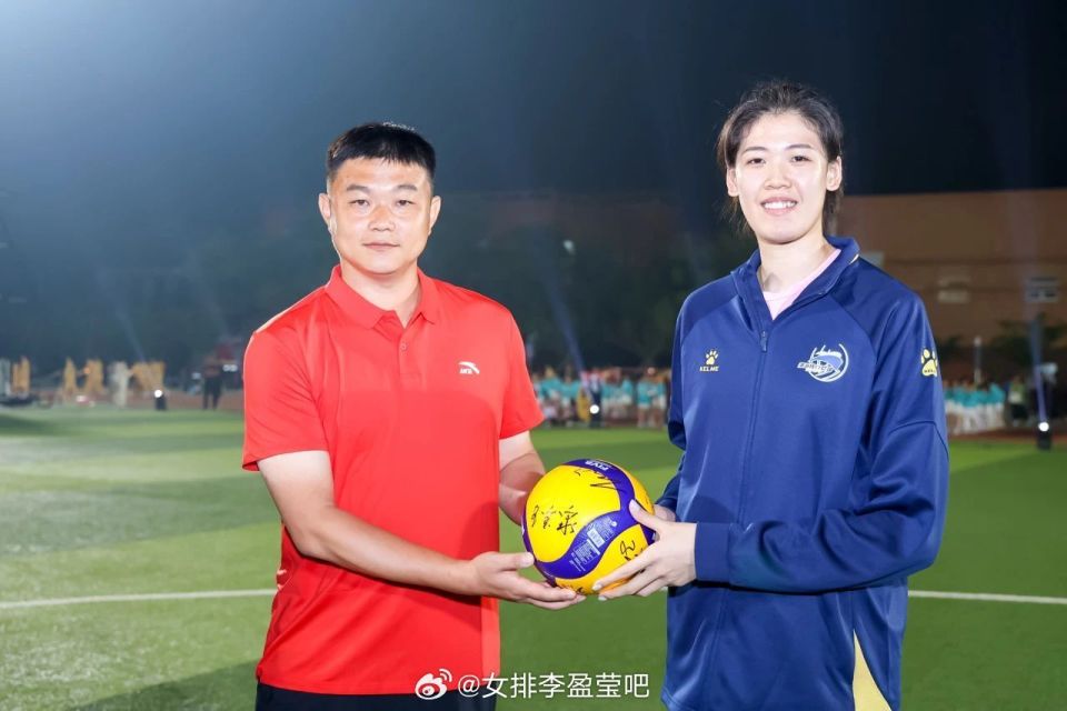 李盈莹随同恩师王宝泉出席活动,肤白貌美英姿飒爽