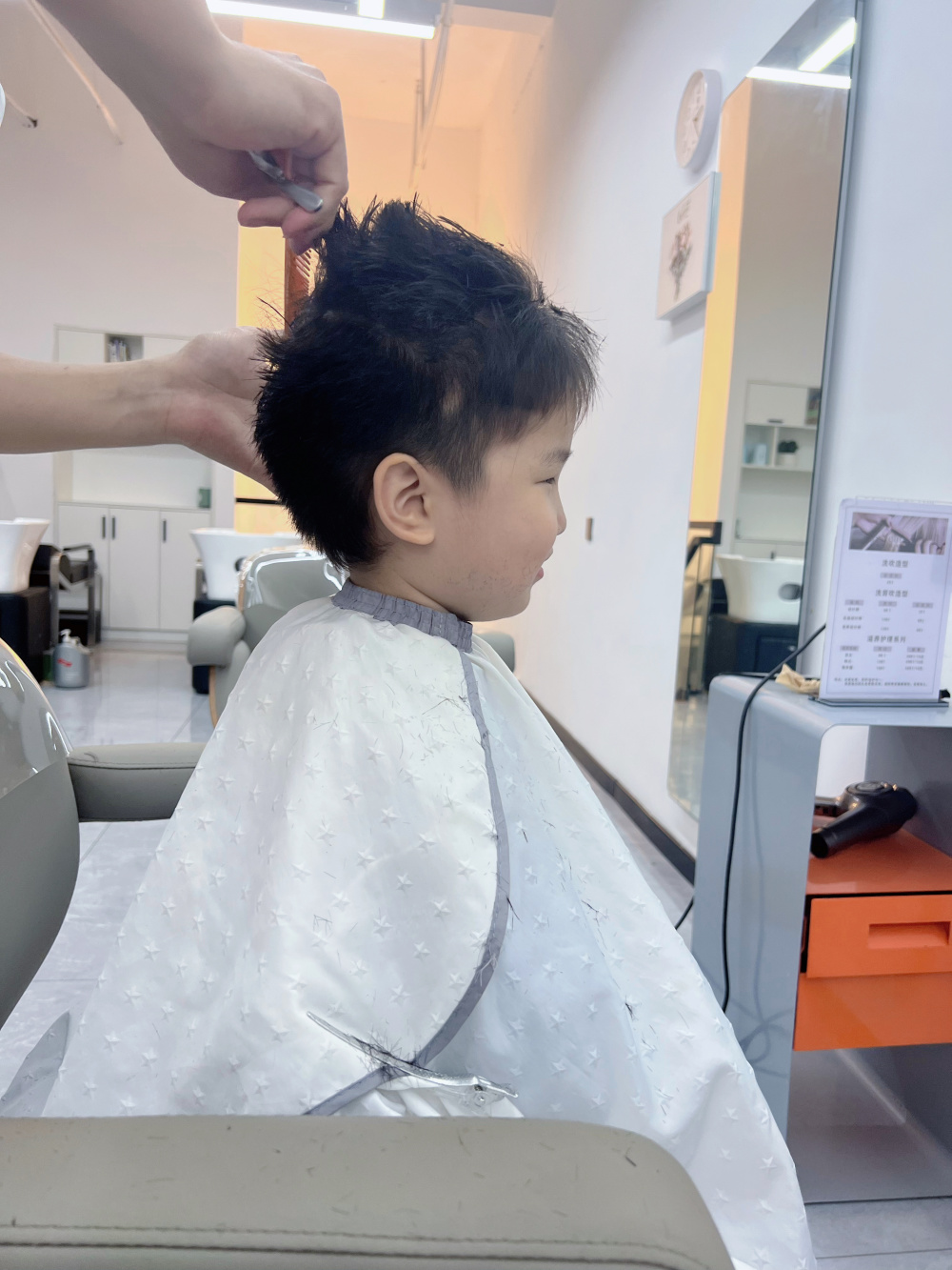 为癌症患儿留长发的5岁男孩剪发了,他的儿童节祝愿令人感动_腾讯新闻