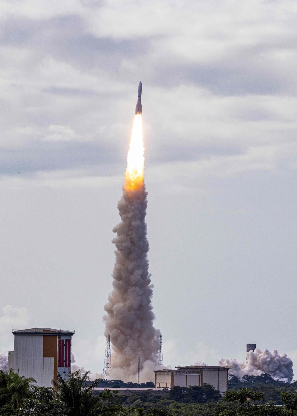 欧洲阿丽亚娜6型运载火箭进行首次发射