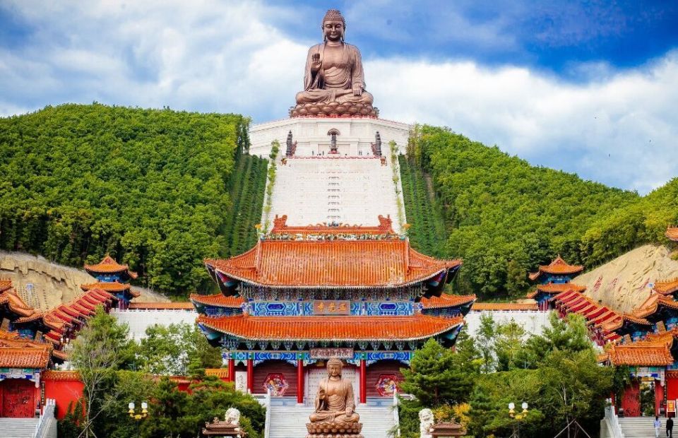 近年来,敦化市六鼎山文化旅游区不断完善景区基础设施,提升景区运营