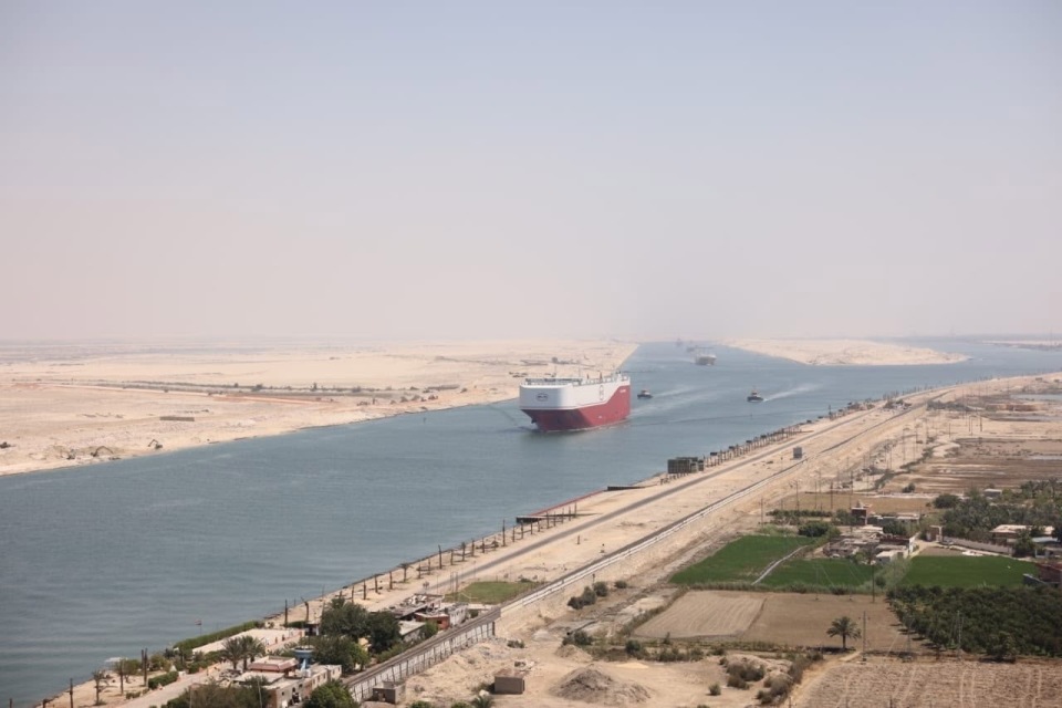 埃及苏伊士运河迎来全球最大汽车运输船之一"byd西安"号首航通过