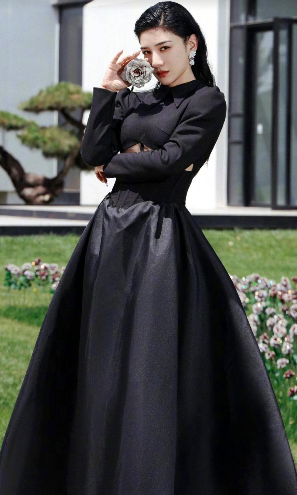 黄奕擅拿美术馆展品拍照,被馆方转发批评,发文道歉称以后会更严谨