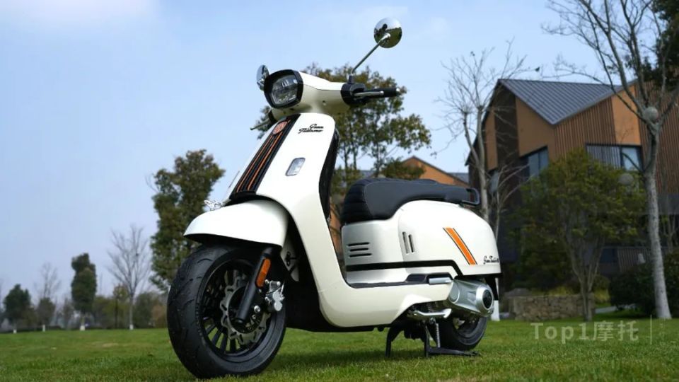 区别仅在于部分装饰的风格有所不同,比如:大灯框,仪表框,车头格栅, 