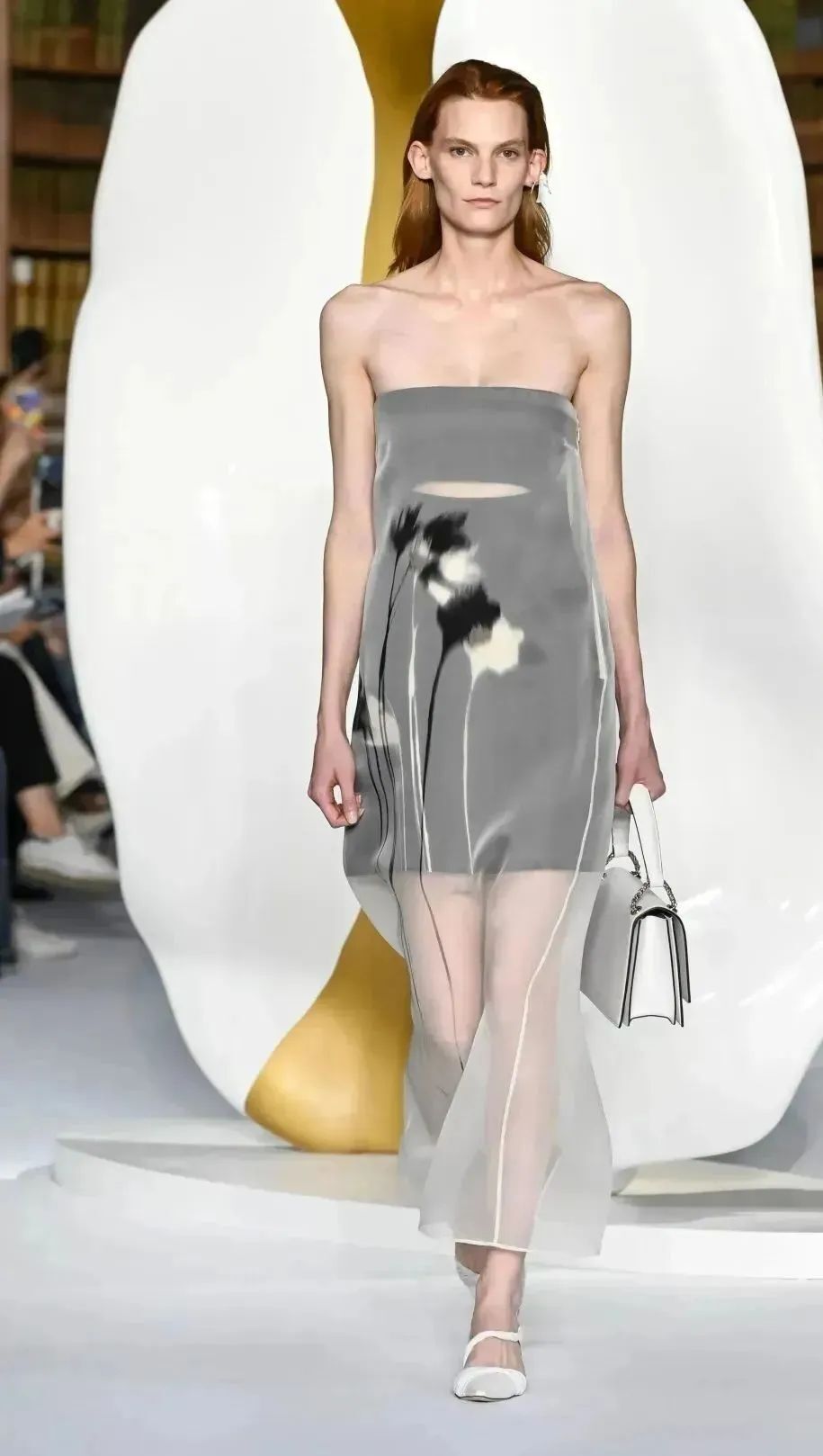 性感与朦胧交融的"透视薄纱" | 2024年春夏女装关键趋势